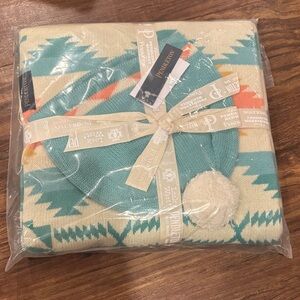 Pendleton Turquoise and Cream Knit Blanket Set